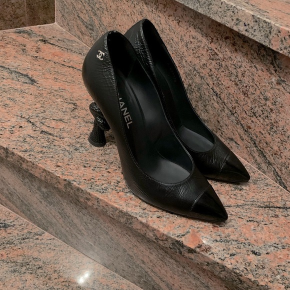 CHANEL PATENT LEATHER PUMPS IN SIZE 40C - Picture 2 of 7